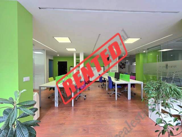 Zyre&nbsp; per qera ne rrugen Asim Vokshi ne Tirane.

Ndodhet ne katin e 3-te te nje pallati te ri